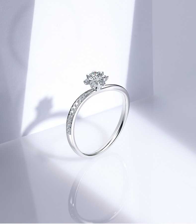 母亲节礼物tsl谢瑞麟18k金钻石戒指女款手捧花系列时尚排钻求婚钻戒bc