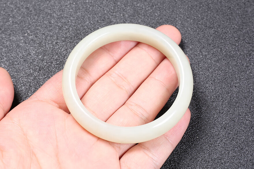 和田玉手镯 老坑料 小圈口52-54mm 43克 懿品拍卖
