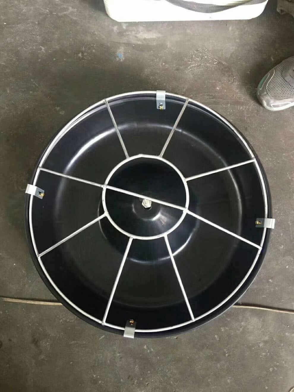 新款小猪料槽喂猪食槽仔猪补料槽保育猪用圆形料槽料盆黑色8猪位54cm