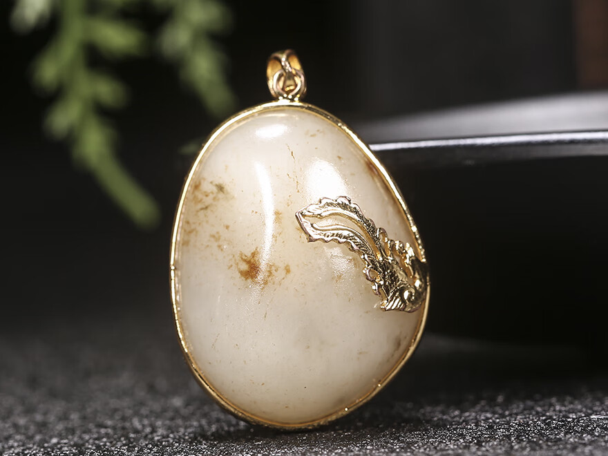 和田玉金镶玉原石平平安安挂件,质地均匀,雕工精湛,栩栩如生,流露出