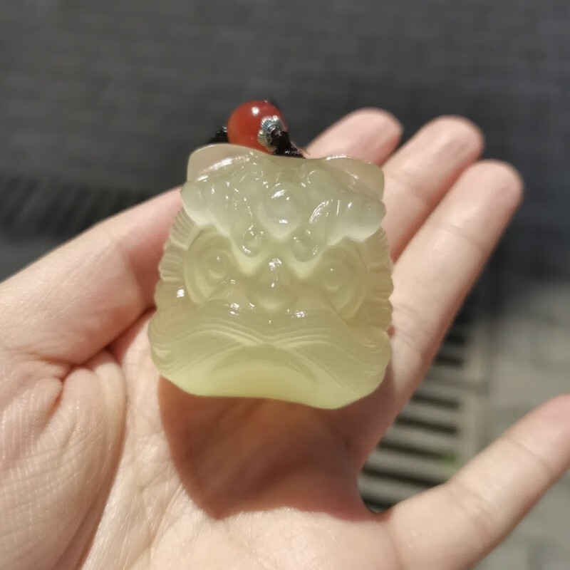 冰翠醒狮把件男女手持玉石手把车挂狮子小摆件黄玉炫