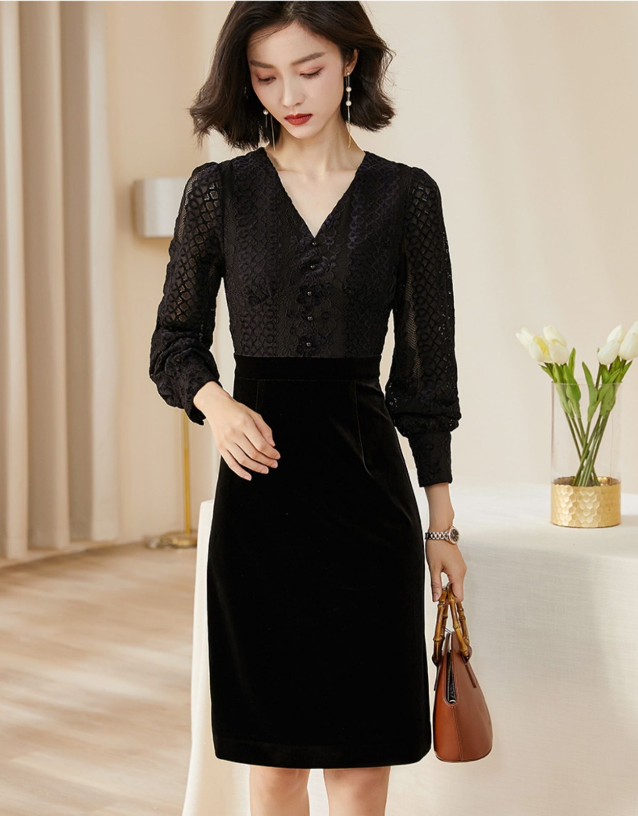 品牌连衣裙蕾丝2021春季新款复古优雅镂空修身显瘦拼接v领一步裙 黑色
