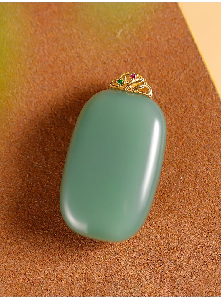 星星草和田玉碧玉粉青平安无事牌吊坠18k金镶嵌厚装饱满粉青面包牌