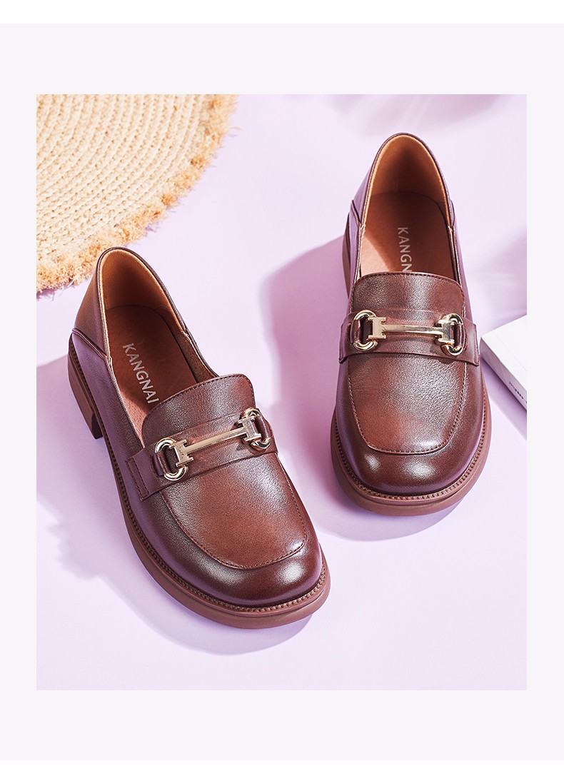 康奈女鞋春季女士新款单鞋复古摩登圆头方跟金属装饰套脚女皮鞋