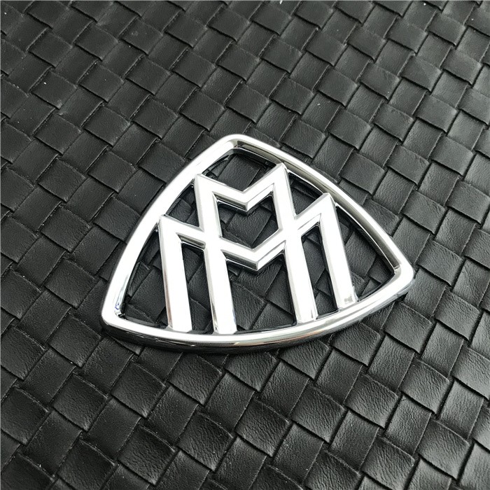 前面的车标就是奔驰的标志,c柱上还保留有迈巴赫双m的标志滕飞德文