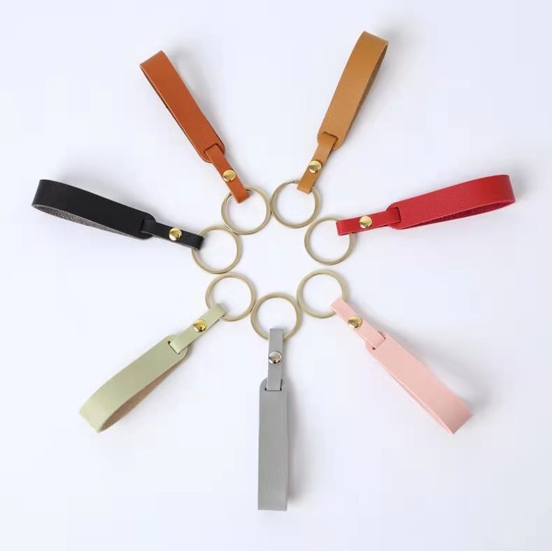 皮革钥匙扣创意pu人造革小礼品钥匙链定做金属钥匙扣挂件款式颜色随机