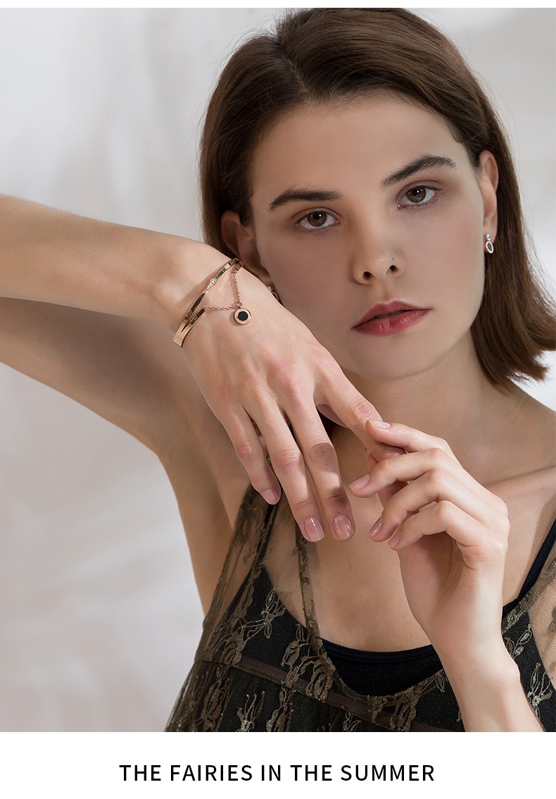 劳拉图(laolatu)轻奢时尚品牌手镯女简约黑色圆形钛钢镀18k玫瑰金手环