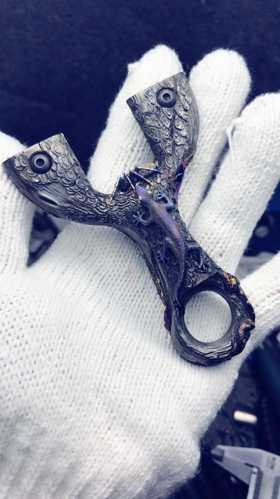 探露钛合金弹弓户外免绑快压一体夹片手工雕刻高端定制生日礼物弹弓