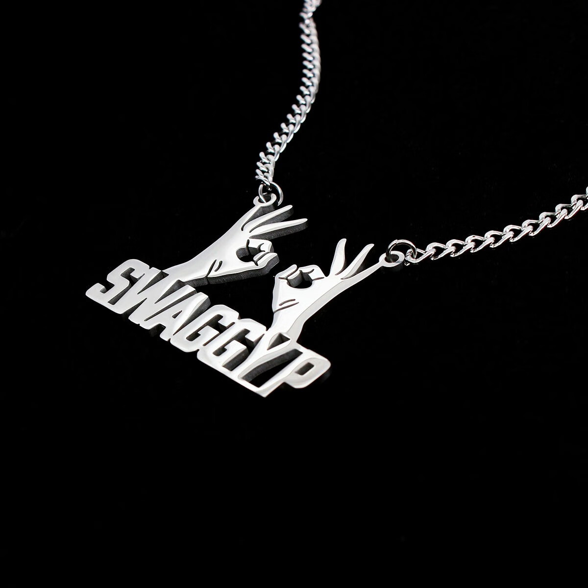 戚小米项链男潮尼克杨swaggyplogo钛钢项链男潮嘻哈蹦