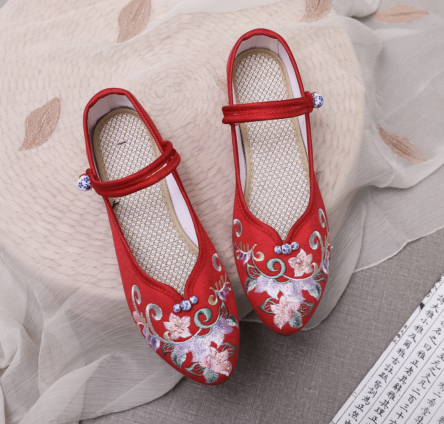 仓梵新款中国风尖头旗袍舞蹈鞋女绣花鞋子复古中跟老北京布鞋妈妈单鞋