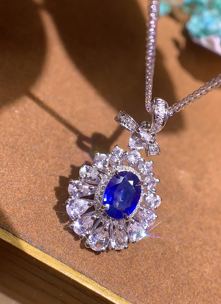 grc证书077ct天然斯里兰卡皇家蓝蓝宝石吊坠18k金镶钻伴白蓝宝