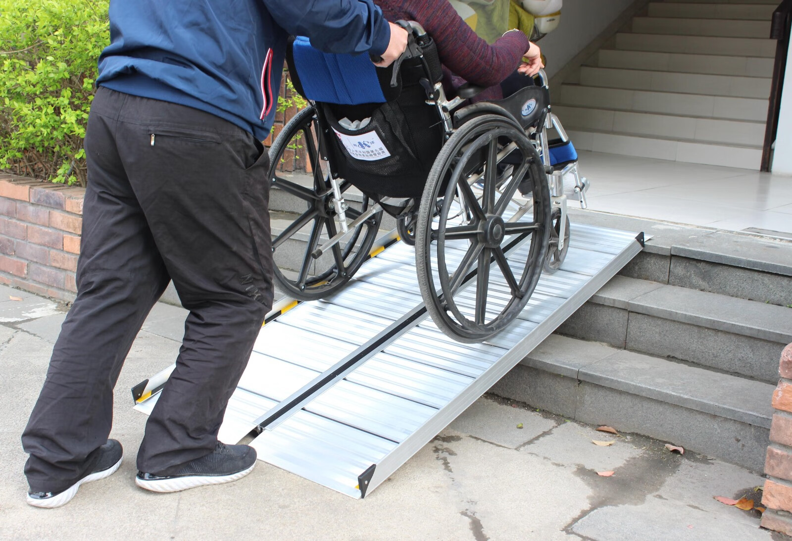 无障碍移动坡道轮椅上下楼梯台阶残疾人折叠便携斜坡板平板推车装车