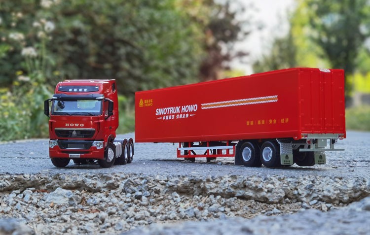 原厂1:36 中国重汽豪沃howo 全新t7h 牵引车集装箱卡车模型 红色套装