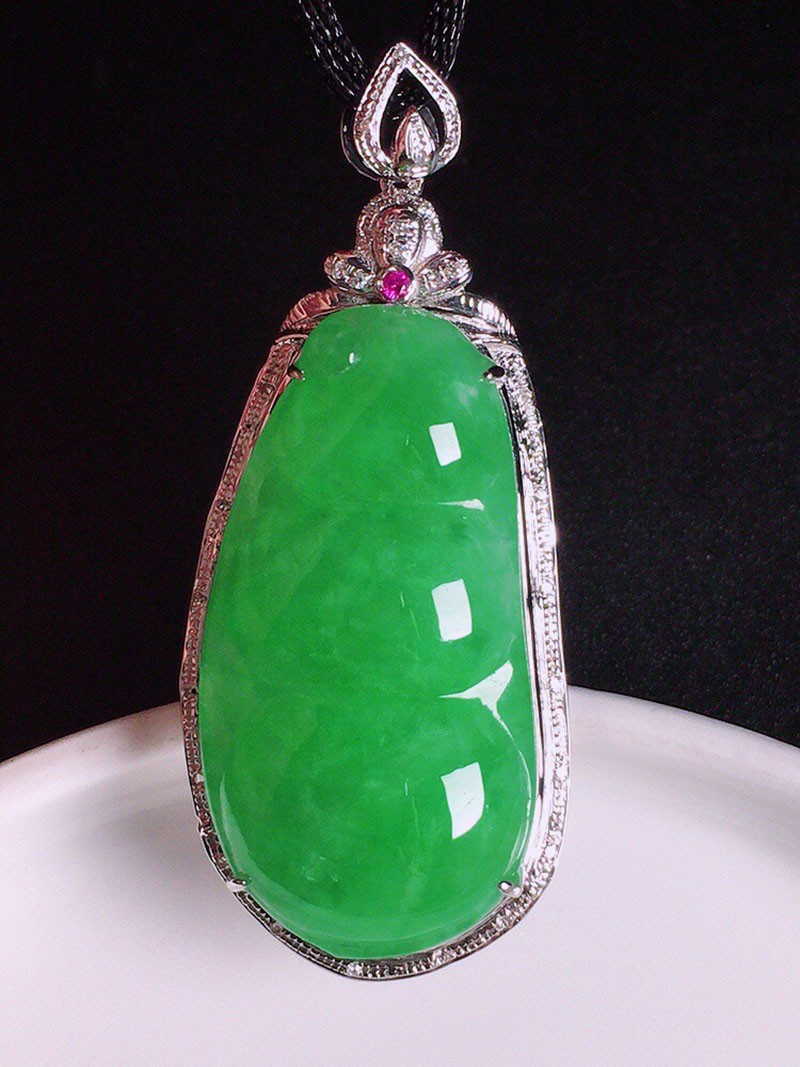 翡翠阳绿福豆吊坠18k金镶钻缅甸天然翡翠玉石挂件珠宝首饰项链玉佩