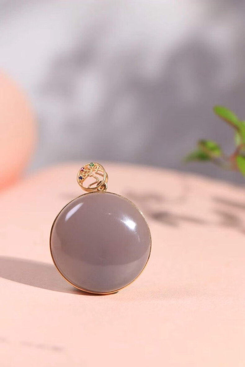 临香玉和田玉烟紫吊坠诗情画意18k金镶嵌圆牌无事牌女款玉佩