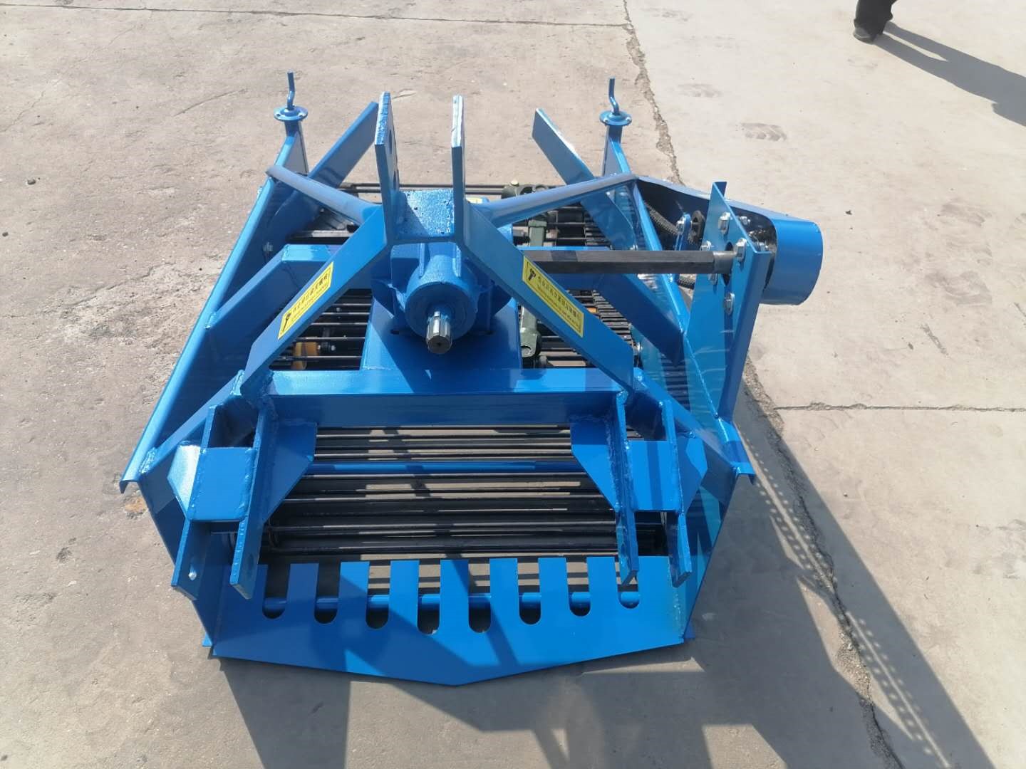 定制土豆收获机四轮拖拉机刨地瓜大小型挖马铃薯机器多功能红薯收割戴