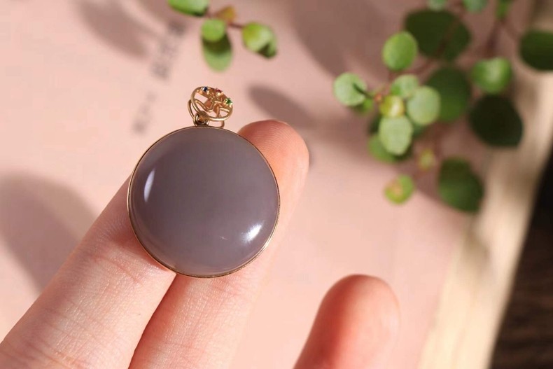 临香玉和田玉烟紫吊坠诗情画意18k金镶嵌圆牌无事牌女款玉佩