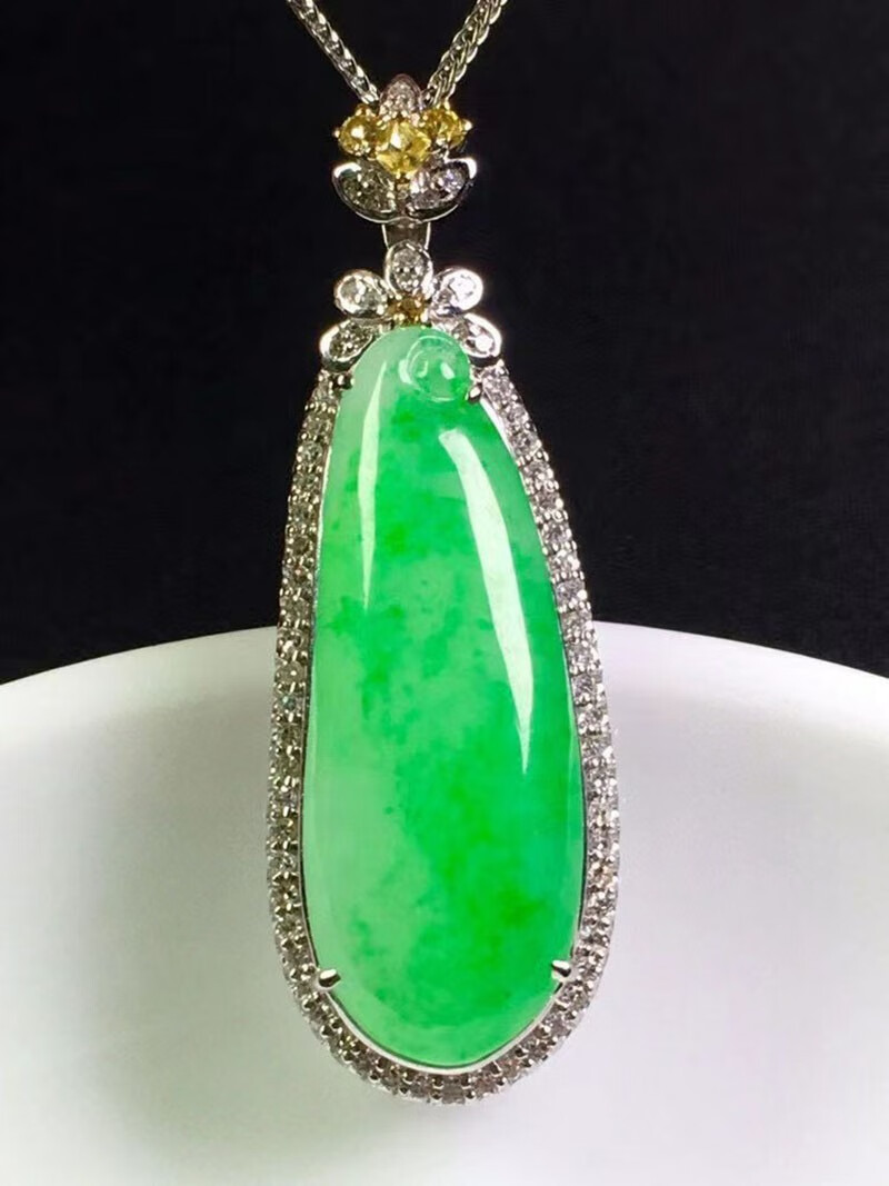 翡翠冰种阳绿福瓜吊坠 18k金镶嵌珠宝首饰冰种翡翠缅甸天然a货玉石
