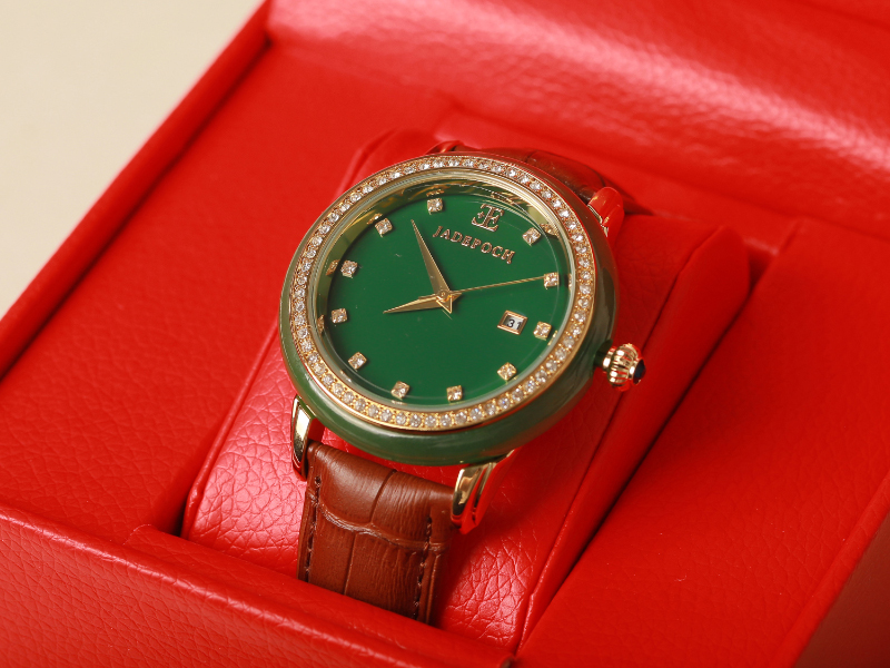 产地 直供 ,该件藏品为和田玉碧玉手表,质地均匀,雕工精湛,抛光细腻.