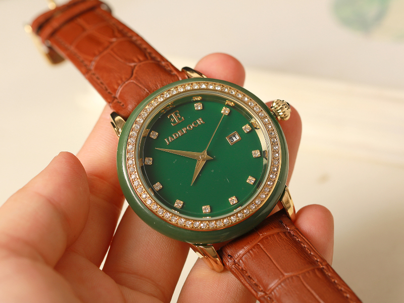 产地 直供 ,该件藏品为和田玉碧玉手表,质地均匀,雕工精湛,抛光细腻.