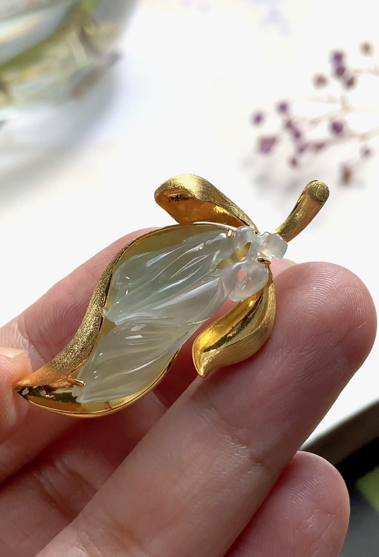 美学匠品】 18k金镶嵌高冰玻璃底起荧起光翡翠玉兰花 胸针/吊坠两用