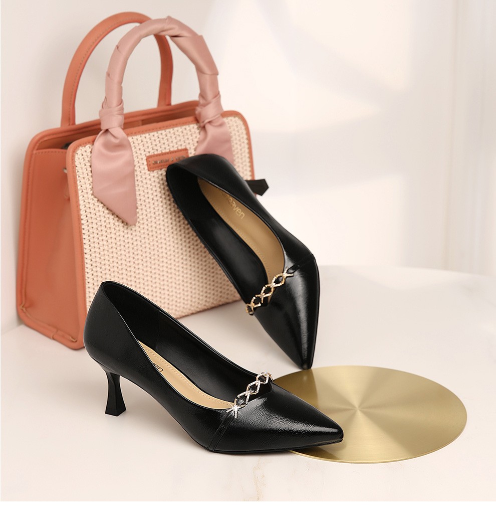 古奇天伦2021秋季新款高跟鞋女性感尖头细跟浅口单鞋金属装饰纯色时装