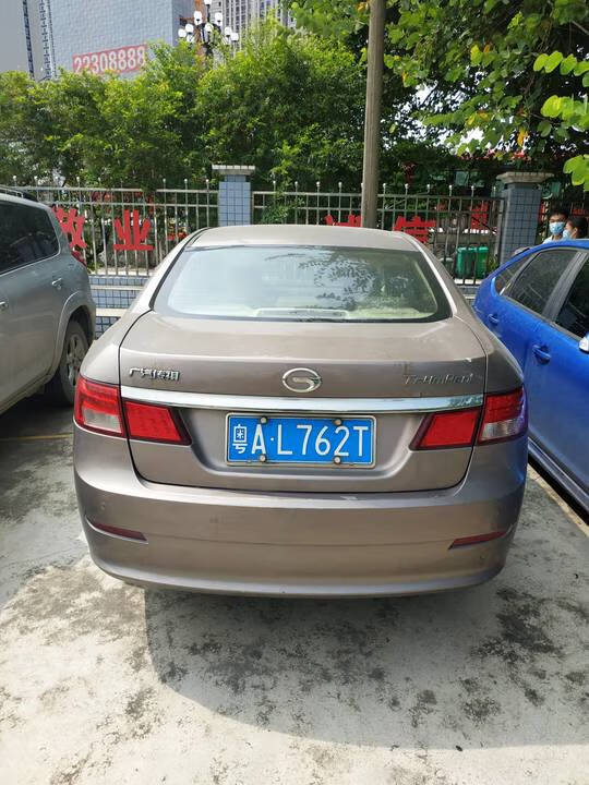 第1次拍卖车牌号为粤al762t的传祺牌小型轿车一辆