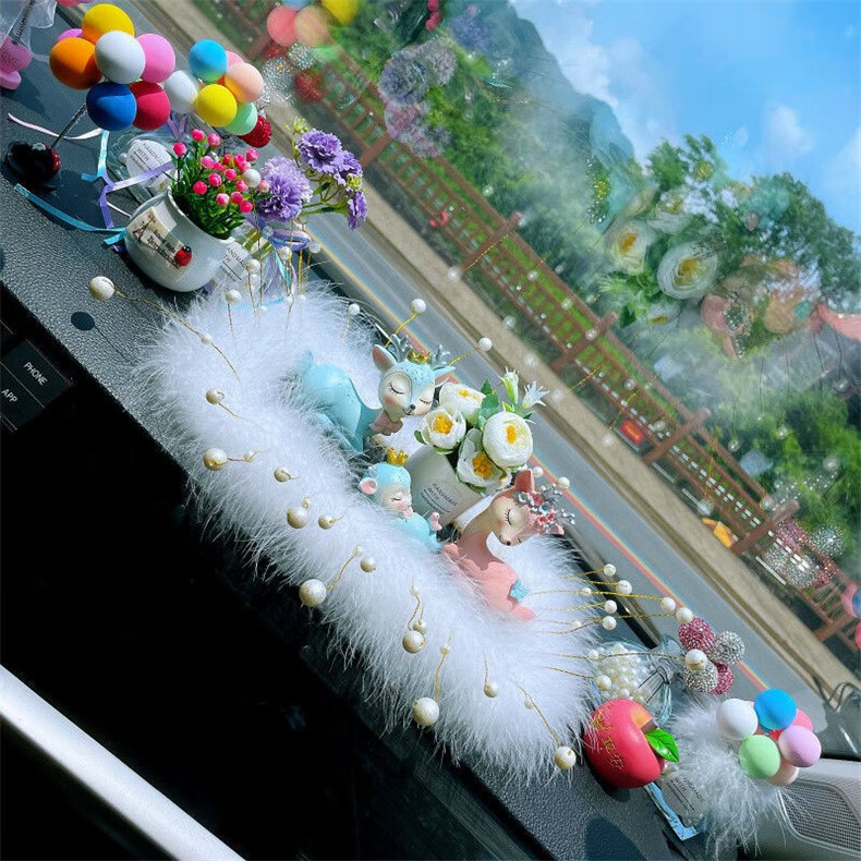 车载小鹿摆件中控台装饰卡哇伊网红车内摆件情侣鹿男女孩皇冠毛垫车载