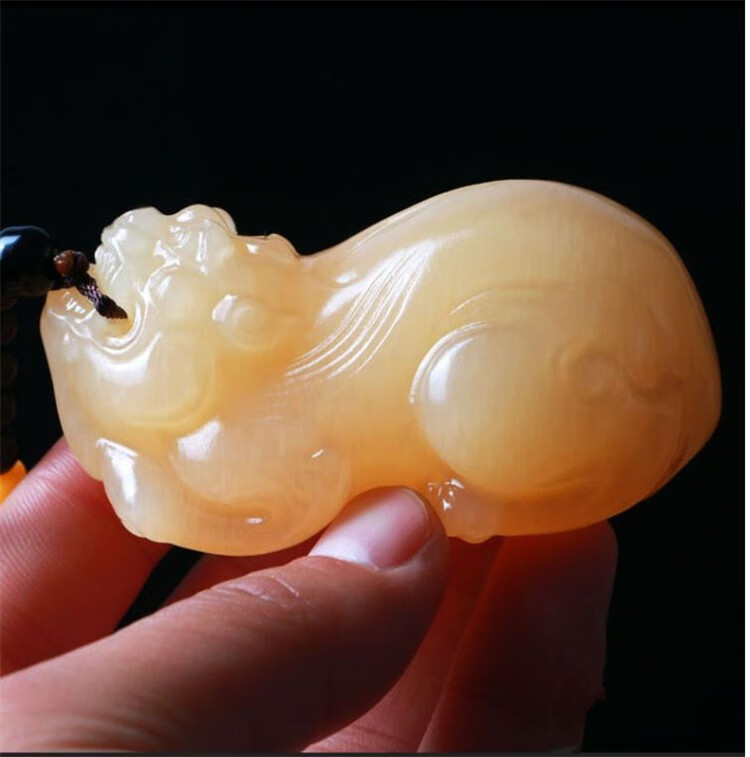 竔立黄玉招财貔貅手把件黄龙玉米黄玉瑞兽皮丘玉石把玩件挂件