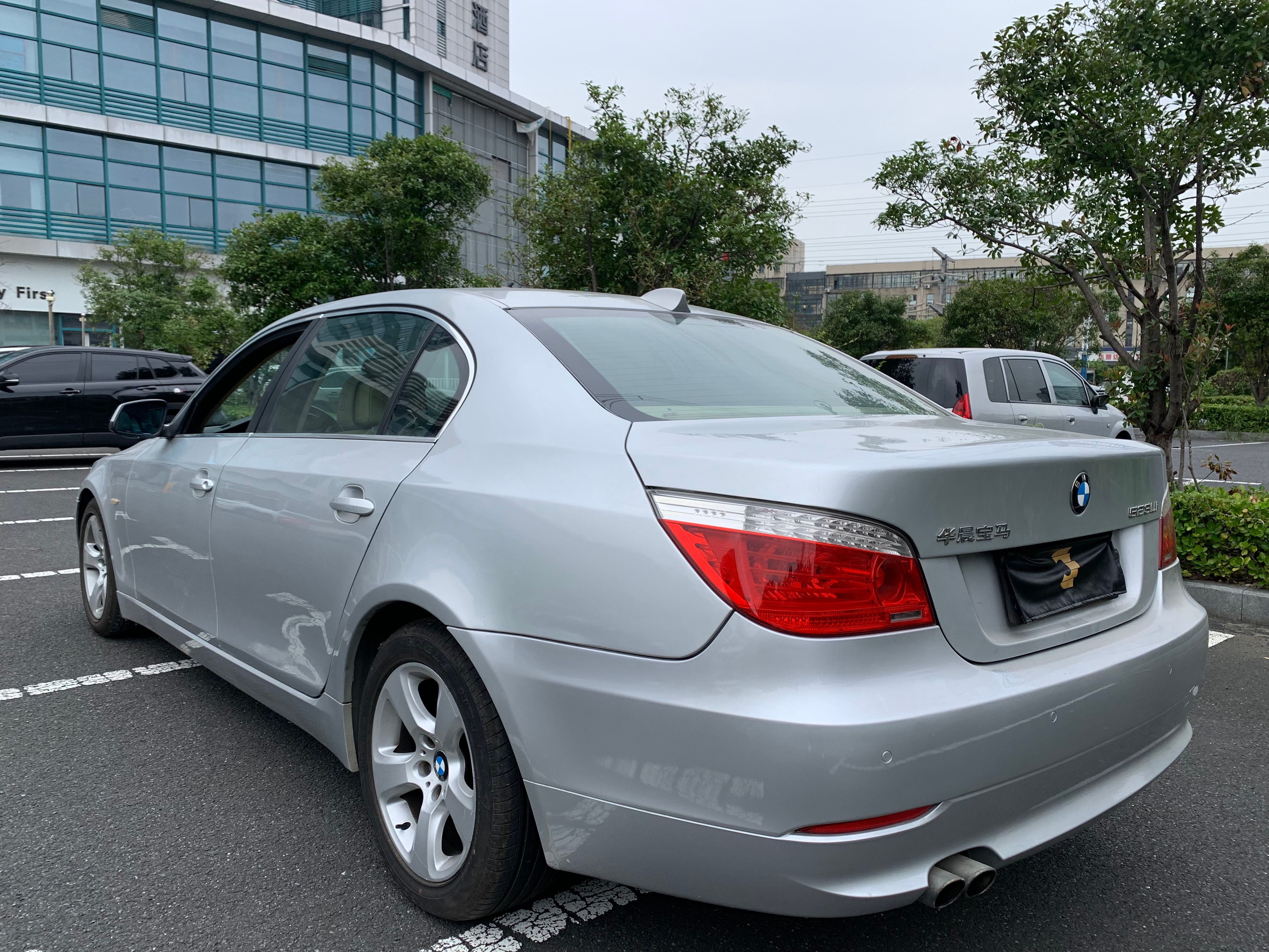 宝马 5系 523li    带天窗  2.5l  非营运  小型轿车