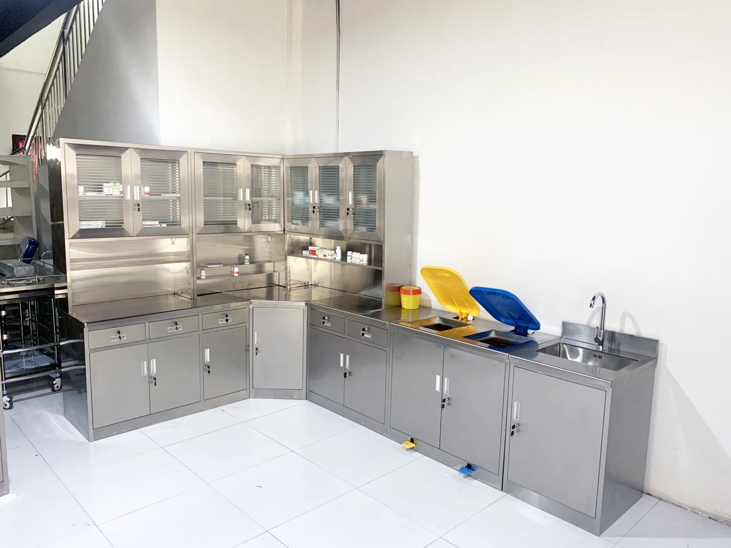 铁豹脚踏式废物垃圾桶柜不锈钢药品柜处置台无菌器械配液柜洗手池12米