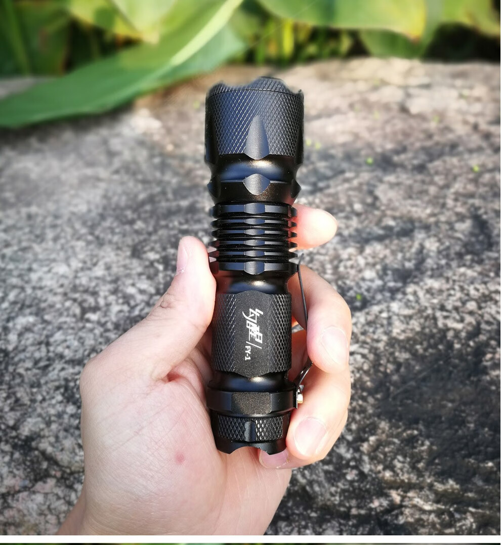 幻醒强光手电筒小型迷你超亮远射充电式变焦防水户外照明家用应急小