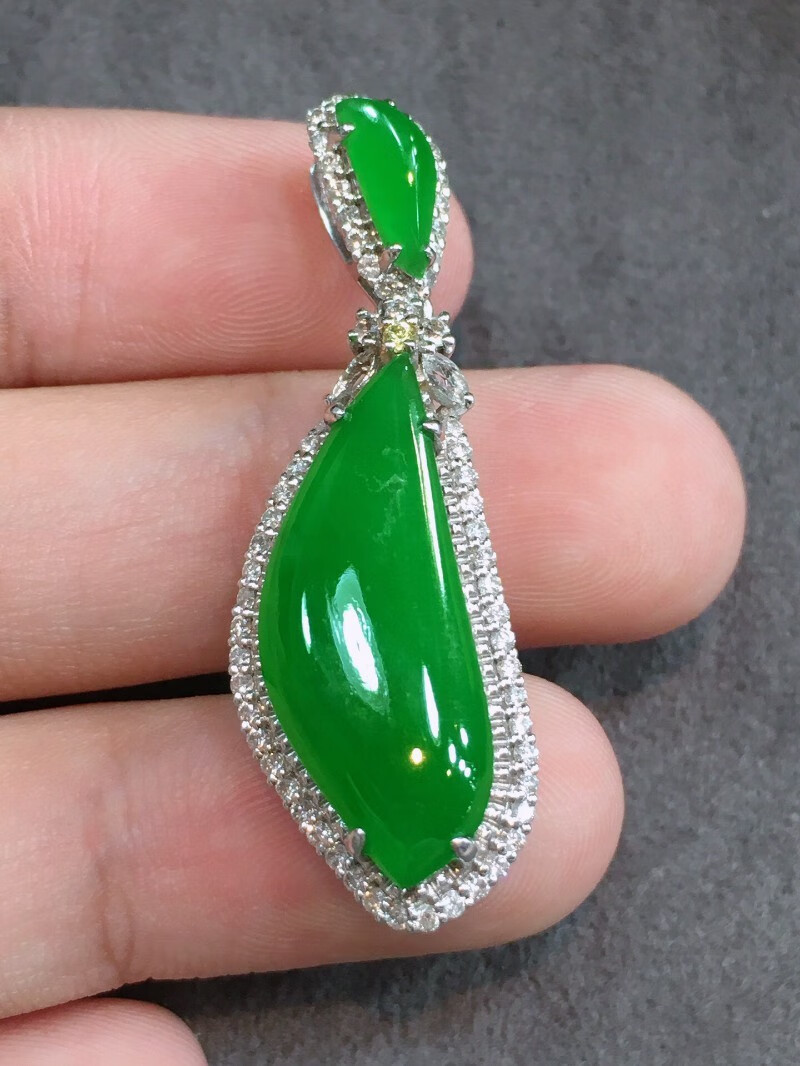 玉佳佳阳绿随形翡翠吊坠18k金镶嵌女款送礼玉坠珠宝项链挂件整体