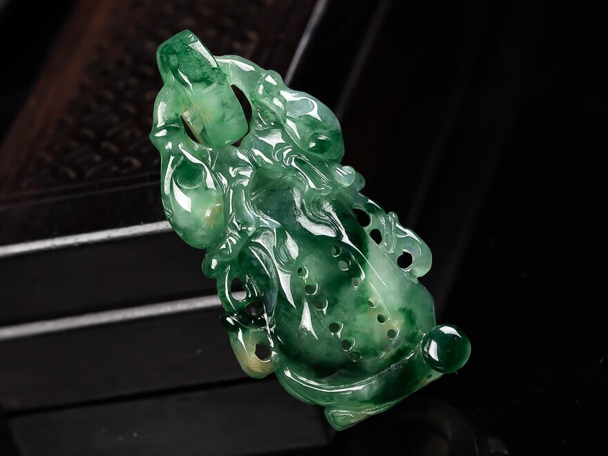 珠宝严选天然a货翡翠冰润飘花精雕宝瓶吊坠1000g