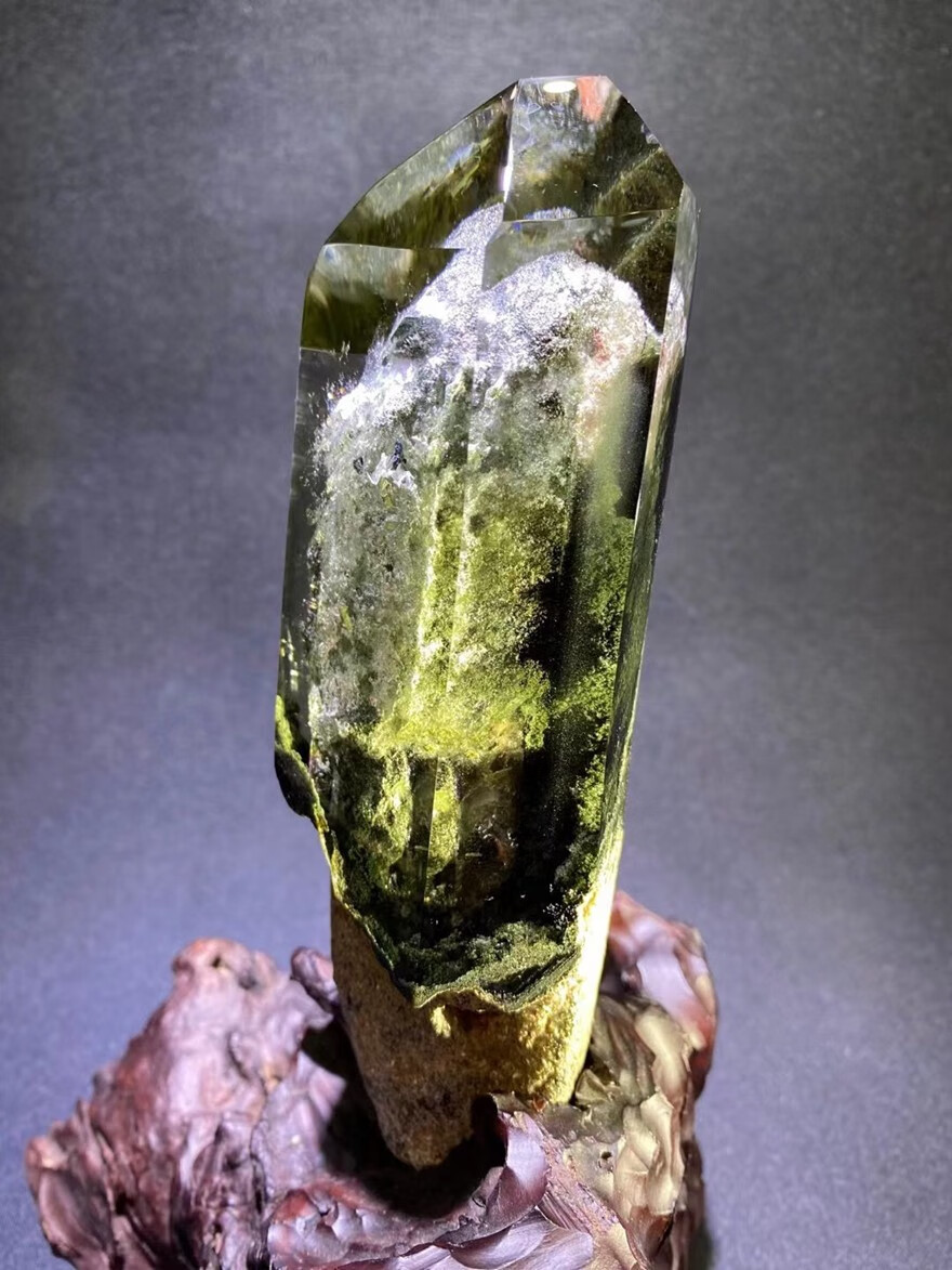 诺源珠宝天然包裹绿幽灵摆件晶莹剔透精致黑檀底座外形完整表面光亮