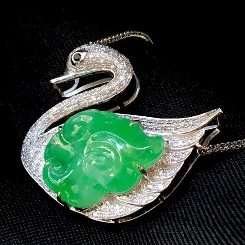 月亮阿姨阳绿祥云天鹅锁骨链翡翠吊坠18k镶嵌缅甸天然翡翠女款送礼