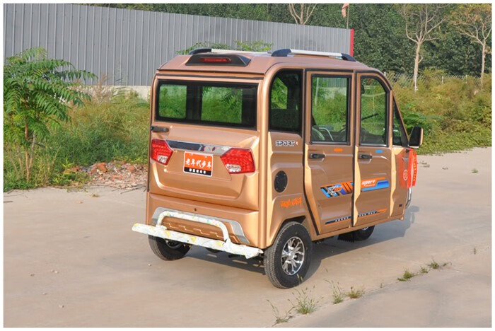 全封闭三轮摩托车燃油可上牌老年代步三蹦子载客带棚三轮车 车型定制