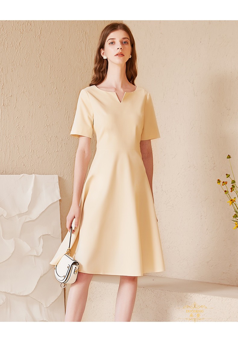 朵登品牌米色连衣裙社交女装春夏季修身通勤短袖圆领气质高腰a字裙女