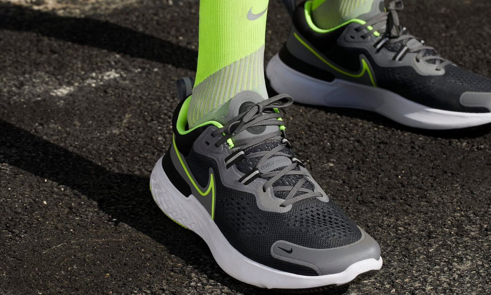 nike耐克reactmiler2男士经典透气轻便舒适减震缓冲跑鞋运动鞋黑金cw