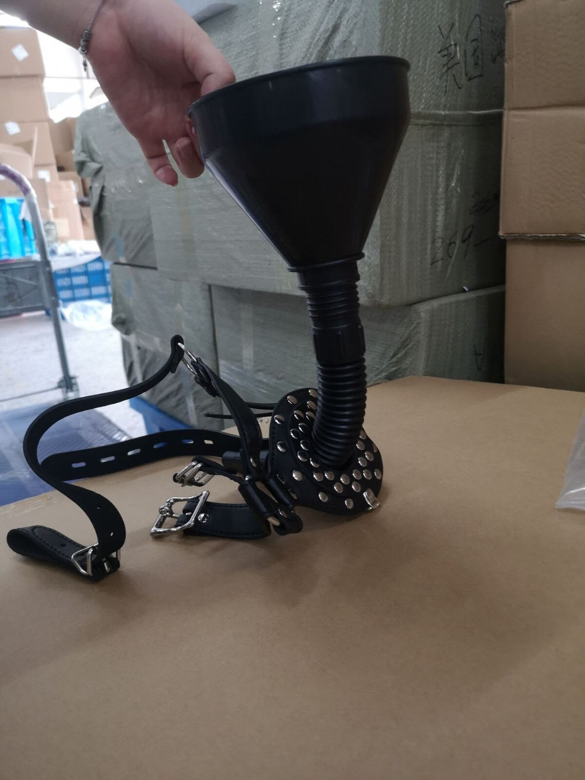 sm变态性用品圣水夫妻爱爱性姿势图情趣用品马桶口塞口枷漏斗马具型