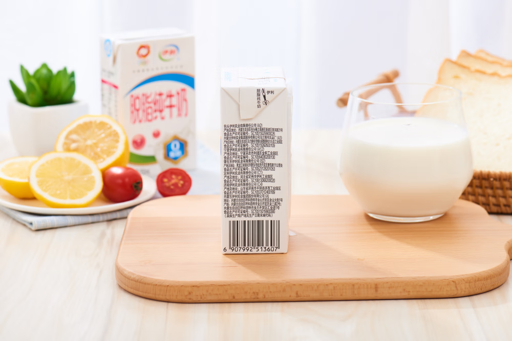 伊利 脱脂纯牛奶250ml*24盒整箱0脂肪营养成人早餐低脂奶 脱脂纯牛奶