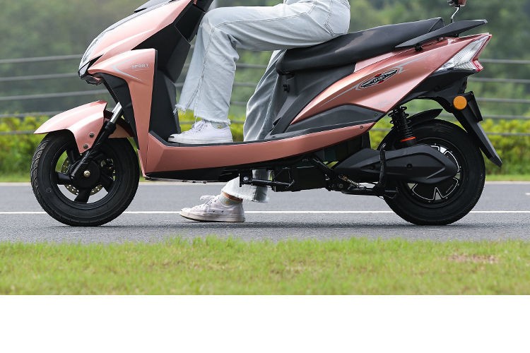 2022新款尚领二轮电动车72v成人电瓶车60v全新高配轻便电动摩托车白色