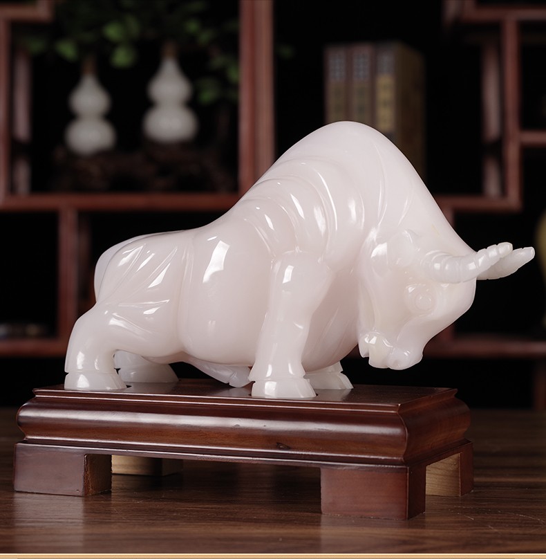 伊弥 天然玉石牛摆件牛气冲天阿富汗白玉雕刻牛摆设公司开业礼品送