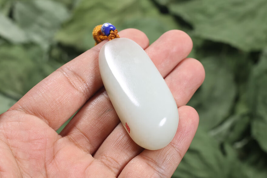 苏州玉雕名家王磊作品,和田玉羊脂白玉挂件,白度尚佳,玉质细腻,油润