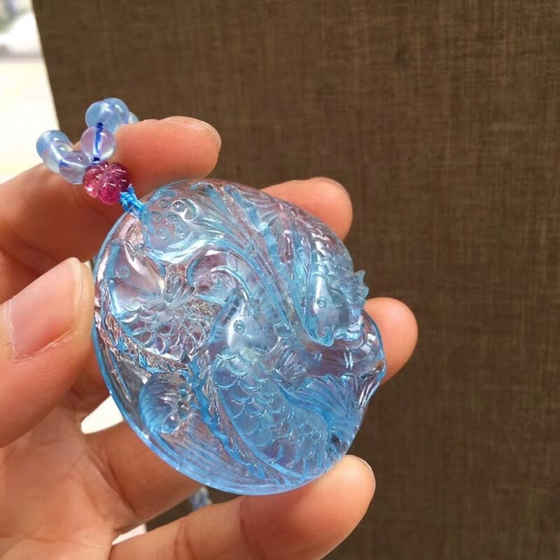 震昊天然海蓝宝连年有余吊坠立体雕刻造型饱满通透水润晶体干净佩戴