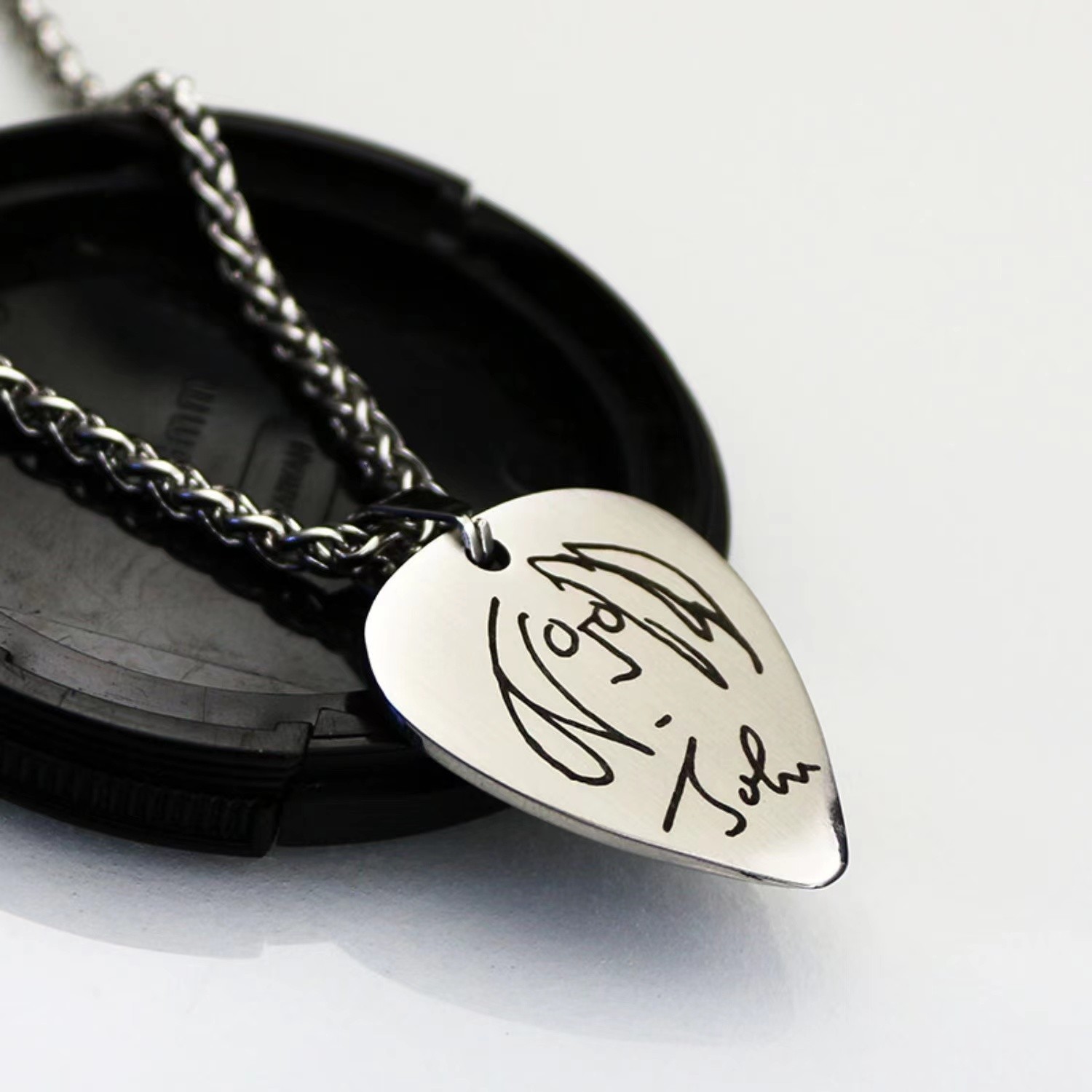 拨片项链可弹奏潮牌金属钛钢定制男刻字手工吉他配件刻照片列侬拨片