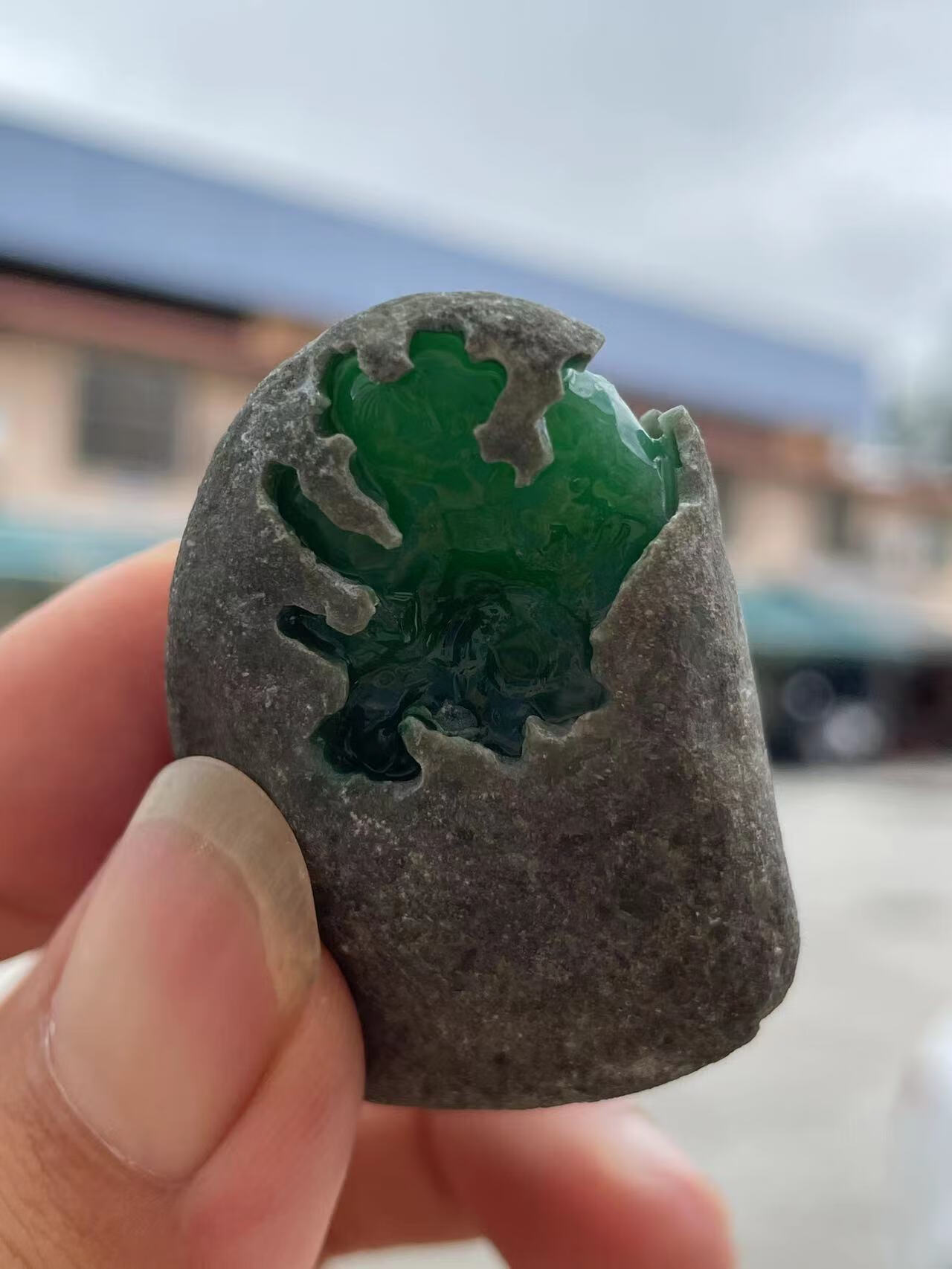 标的3:翡翠原石一件  后江戒面色 满色挂件60克