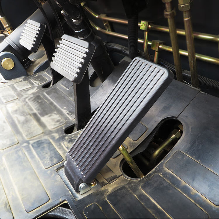 叉车油门踏板适用合力叉车配件杭叉龙工台励福叉车油门脚踏板胶垫滑轮