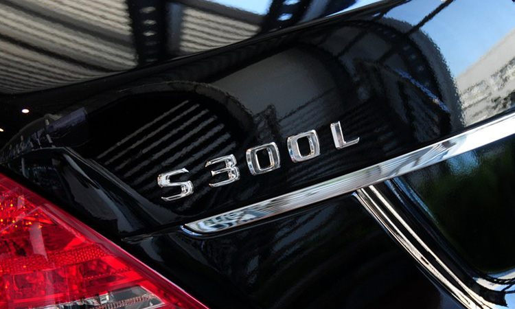 标跃奔驰s级w221车贴w222改装车标s600l排量标志s400l尾盖标s320字标