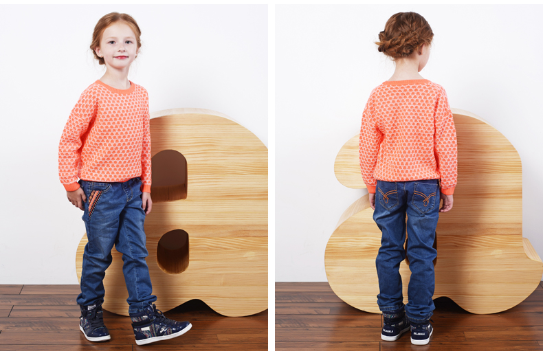 "balabala巴拉巴拉"定位于城市大众家庭的儿童服饰品牌,以儿童生活